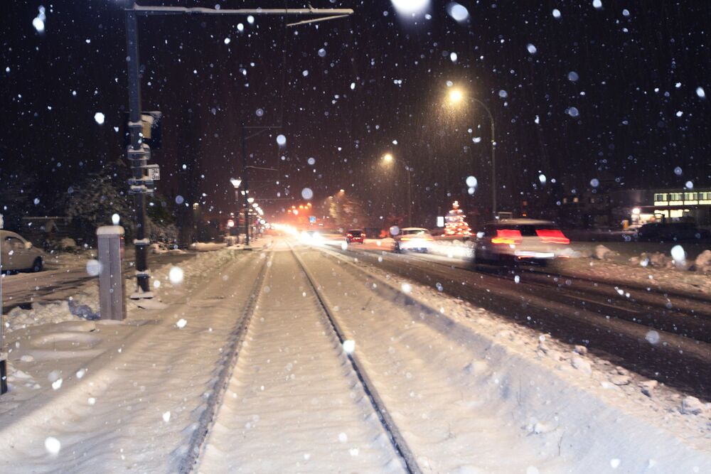 Ein Tiefdruckgebiet löste am 21. November beidseits der Alpen kräftige Schneefälle bis in tiefe Lagen aus und brachte grosse Schneemengen. Im Bild ist die verschneite Seetal-Bahnlinie in Hallwil AG zu sehen.